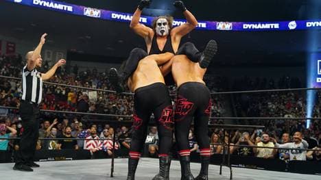 2point0 waren die Gegner von Sting (oben) und Darby Allin bei AEW Dynamite