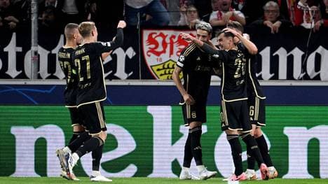 Die Spieler von Sparta Prag feiern den Torschützen Kaan Kairinen