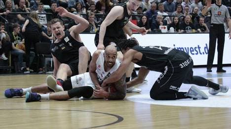 Basketball: Nürnberg Falcons nach Lizenz-Absage bitter enttäuscht, Basketball: Nürnberg Falcons kämpfen weiter um BBL-Lizenz, Die Nürnberg Falcons (in dunklen Trikots) haben sich in der ProA den Vizetitel gesichert 