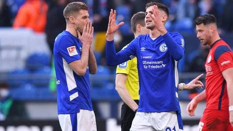 Simon Terodde (l.) trifft dreimal, kann Schalkes Pleite gegen Rostock aber nicht verhindern.