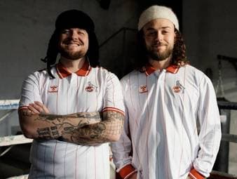Der 1. FC Köln hat sein Sondertrikot vorgestellt. Das neue Shirt soll bereits am kommenden Bundesligaspieltag getragen werden. 