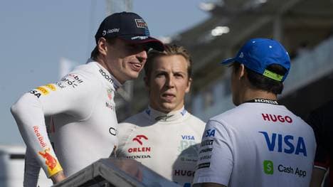 Verstappen im Austausch mit Lawson und Tsunoda