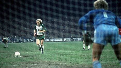 Zurück in die Saison 1985/86: Im Rückspiel ist Völler wieder dabei und es geht um die Meisterschaft. Michael Kutzop hat per Elfmeter die Entscheidung auf dem Fuß...