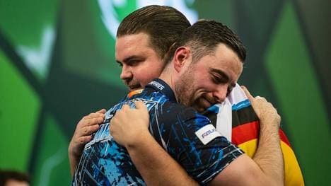 Gabriel Clemens (r.) verpasst nur knapp eine Sensation gegen Luke Humphries (l.)