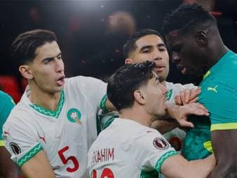 Ein aberkanntes Tor, ein umstrittener Elfmeter, 17 Minuten Unterbrechung und wütende Trainer: Das Finale zwischen Senegal und Marokko liefert Szenen, die weit über das Sportliche hinausgehen.