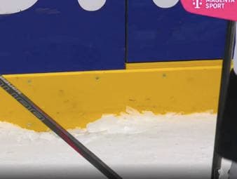 Nach einem harten Zweikampf zwischen Markus Vikingstad und Maksymilian Szuber bricht ein großes Stück Eis an der Bande heraus – zu gefährlich, um weiterzuspielen.