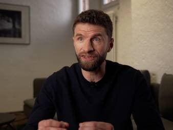 Auch nach seinem Abgang zu den Vancouver Whitecaps verfolgt Thomas Müller das Geschehen beim FC Bayern weiterhin ganz genau - insbesondere natürlich rund um den Champions-League-Kracher gegen Real Madrid. Wie er das Duell bewertet und was ihn an den Kompany-Bayern besonders beeindruckt.