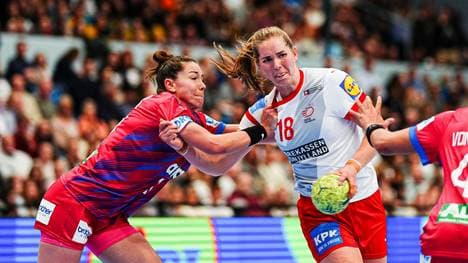 Harte Zweikämpfe: Emily Bölk (l.) packt zu (Archiv)