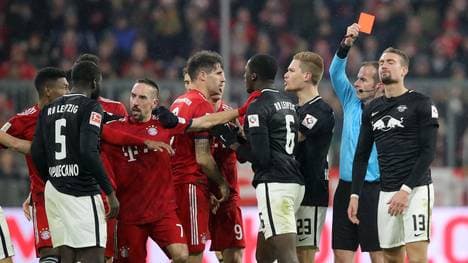 RB Leipzig: Stefan Ilsanker nach Platzverweis für zwei Spiele gesperrt, Stefan Ilsanker von RB Leipzig sieht nach seinem Foul gegen Franck Ribery die Rote Karte
