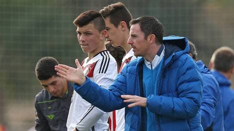 Bundestrainer Meikel Schönweitz (r.) führt die DFB-Junioren zum Turniersieg