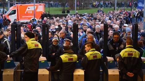 Anhänger von Bayern und Schalke gerieten vor dem Anpfiff aneinander
