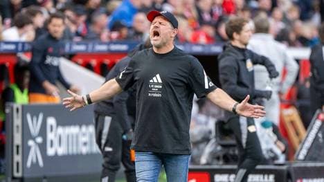 Steffen Baumgart beim Gang richtung Fanblock