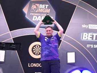 Die Premier League of Darts 2025 steht in den Startlöchern: Gewinnt der frischgebackene Weltmeister Luke Littler seinen zweiten Titel, wer ist überhaupt dabei - und wie viel Preisgeld nimmt der Gesamtsieger mit nach Hause? Hier findet ihr alle Infos, die ihr braucht. 