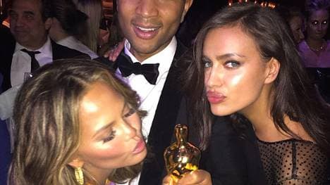 Glücklich über den Oscar von John Legend: Chrissy Teigen und Irina Shayk.