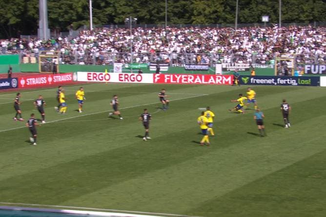 Amateur-Tor entzückt! "Was hat der für einen Betonfuß?"