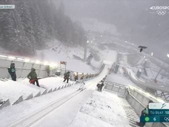 Beim Springen in der Nordischen Kombination wird Benjamin Loomis auf der Schanze fast von einem Schneebläser getroffen.