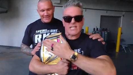 Pat McAfee (r., mit Randy Orton) stahl bei WWE SmackDown den Titelgürtel von Cody Rhodes