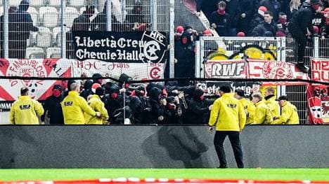 Halle-Fans durchbrechen den Sicherheitszaun