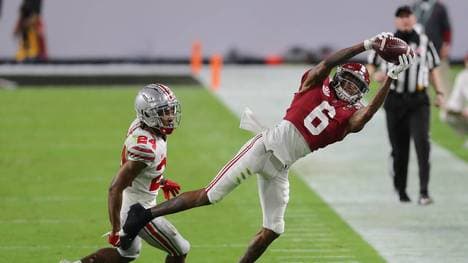 DeVonta Smith (r.) ist ein Fliegengewicht unter der Wide Receivern im Draft