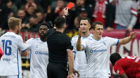 Schiedsrichter Florian Badstübner zückte am Sonntagnachmittag gleich zwei Rote Karten