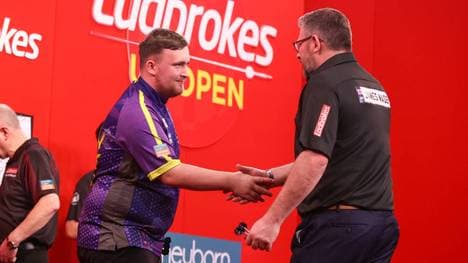 Wer gewinnt das World Matchplay? Luke Littler (l.) oder James Wade