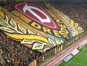 Dynamo Dresden hat den Saisonauftakt der 3. Liga mit einer phänomenalen Choreo gebührend gefeiert.
