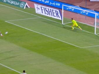 Beim Spiel gegen Al-Fayha bekommt Al-Hilal in der 79. Spielminute einen Elfmeter zugesprochen. WM-Shootingstar Crysencio Summerville versucht sich dabei an einer ganz besonderen Elfmetertechnik und scheitert.