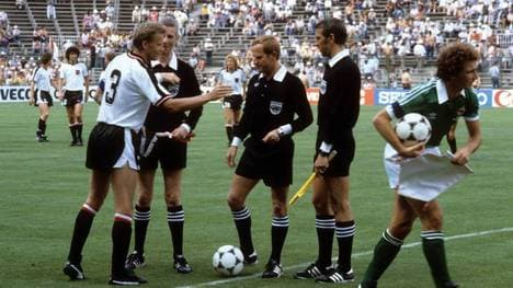 Der frühere FIFA-Schiedsrichter Adolf Prokop (m.) war bei der WM 1982 im Einsatz