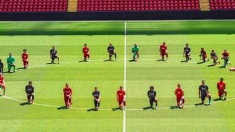 Aus Solidarität gehen die Stars des FC Liverpool auf die Knie
