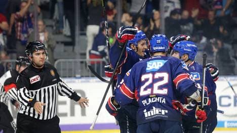 Die Adler Mannheim feiern die Tabellenführung in der DEL