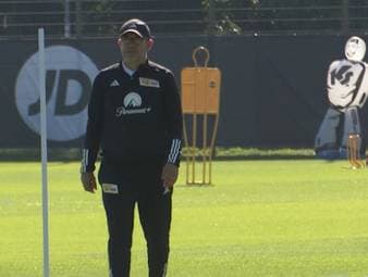 Am Samstag trifft der Tabellenletzte Mainz 05 auf Union Berlin. Für Mainz-Trainer Urs Fischer wird die Partie besonders emotional: Der Schweizer kehrt erstmals als Gegner an seine frühere Wirkungsstätte zurück. Fischer war fünf Jahre Cheftrainer von Union Berlin und prägte die erfolgreichste Phase der Vereinsgeschichte. Unter seiner Leitung erreichten die Eisernen sensationell die Champions League und etablierten sich dauerhaft in der Bundesliga.