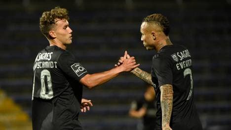 Luca Waldschmidt (l.) traf doppelt bei seinem Debüt für Benfica