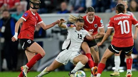 Klara Bühl (mi.) im Kampf um den Ball