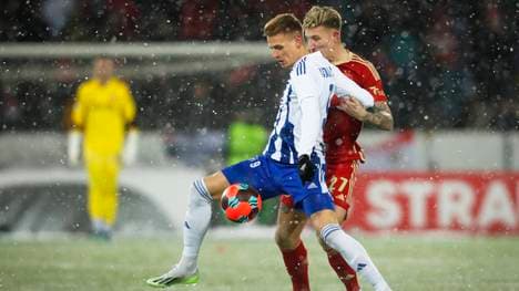 Die Fans des FC Aberdeen sorgten mit Schneeballwürfen für eine Spielunterbrechung