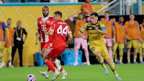 Jonathan Tah und Josip Stanisic sahen beim Tor von Miguel Merentiel (r.) nicht gut aus