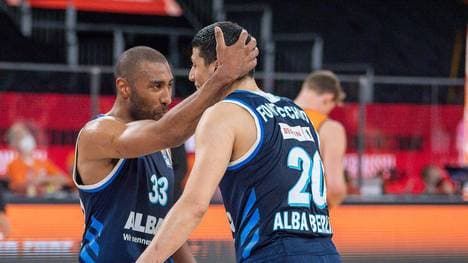 Jayson Granger und Simone Fontecchio jubeln über den Sieg