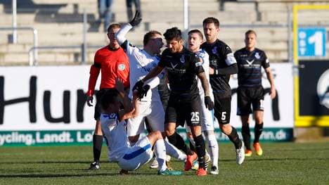 Baris Özbek (M.) flog in Lotte vom Platz