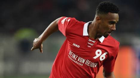 Noah Joel Sarenren Bazee von Hannover 96 hat sich am Oberschenkel verletzt