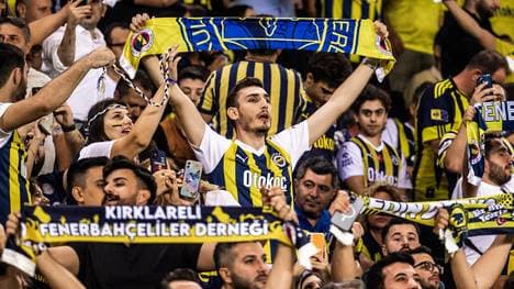Fenerbahce Fans beim Spiel gegen den FC Nordsjaelland in der UEFA Conference League