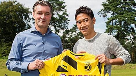 Michael Zorc überreicht Shinji Kagawa das neue BVB-Trikot