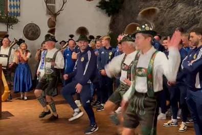 Traditioneller Tanz: Bayern heißt DFB-Gegner willkommen