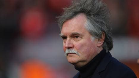 Bayers Geschäftsführer Michael Schade ist bei den winterlichen Verhältnissen gestürzt 