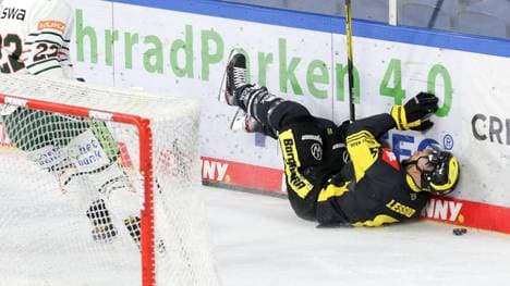 Krefelds Lucas Lessio (r.) landet krachend in der Bande
