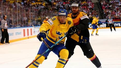 Stephan Daschner (r.) im Duell mit Victor Rask