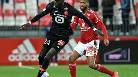 Amadou Onana (l.) wechselt zum FC Everton