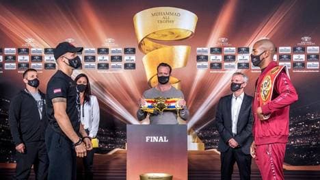 Mairis Briedis (l.) will in München auch Yuniel Dorticos' WM-Titel