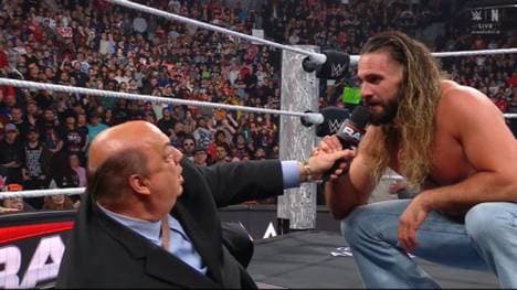 Seth Rollins (r.) setzte bei WWE RAW Paul Heyman unter Druck