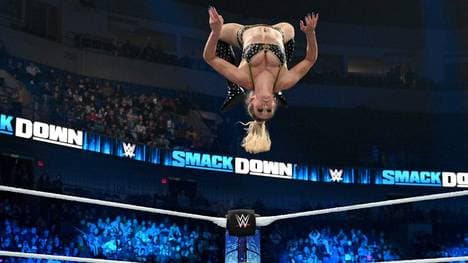 Charlotte Flair (oben) stand im Zentrum von WWE SmackDown