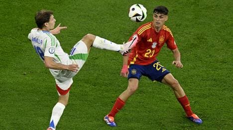 Duell zwischen Nicolo Barella und Pedri