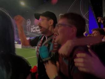 SPORT1-Reporter Nico Kaufmann ist im bei der Icon League im Fanblock von Eintracht Spandau zu Gast. Beim Interview mit Kultfigur Präsident Knabe wird er allerdings von den lauten Anhängern mitgerissen.